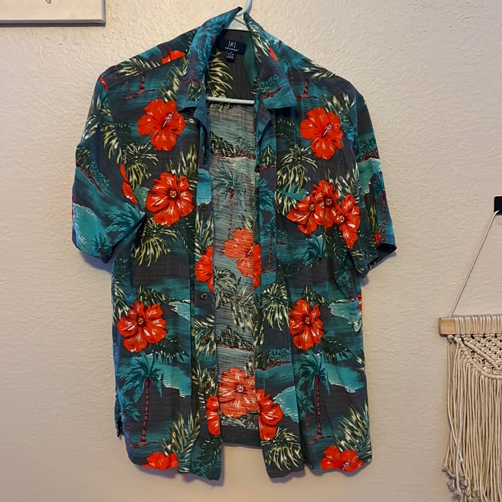 Hawaiian button up top size small